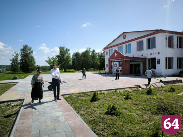 Чиновник пригрозил судом подрядчику за бугристую плитку под Саратовом