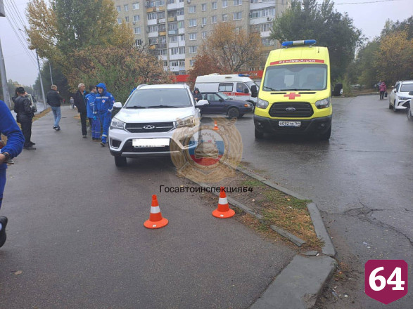 Жительницу Саратова осудили за смерть мужчины под покатившейся машиной
