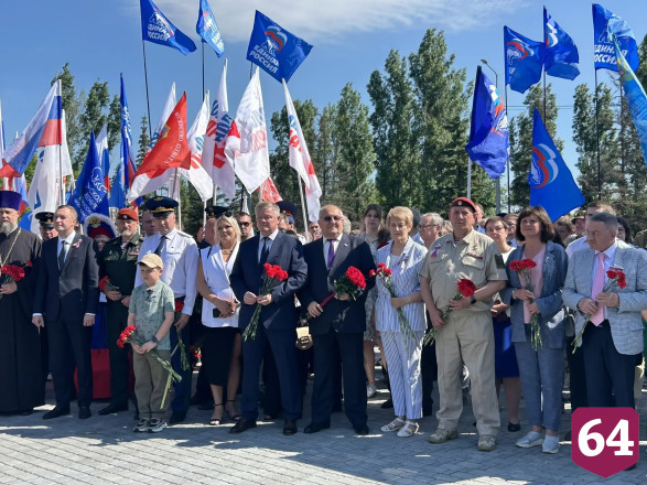 В парке Победы Саратова под гимн подняли флаг России